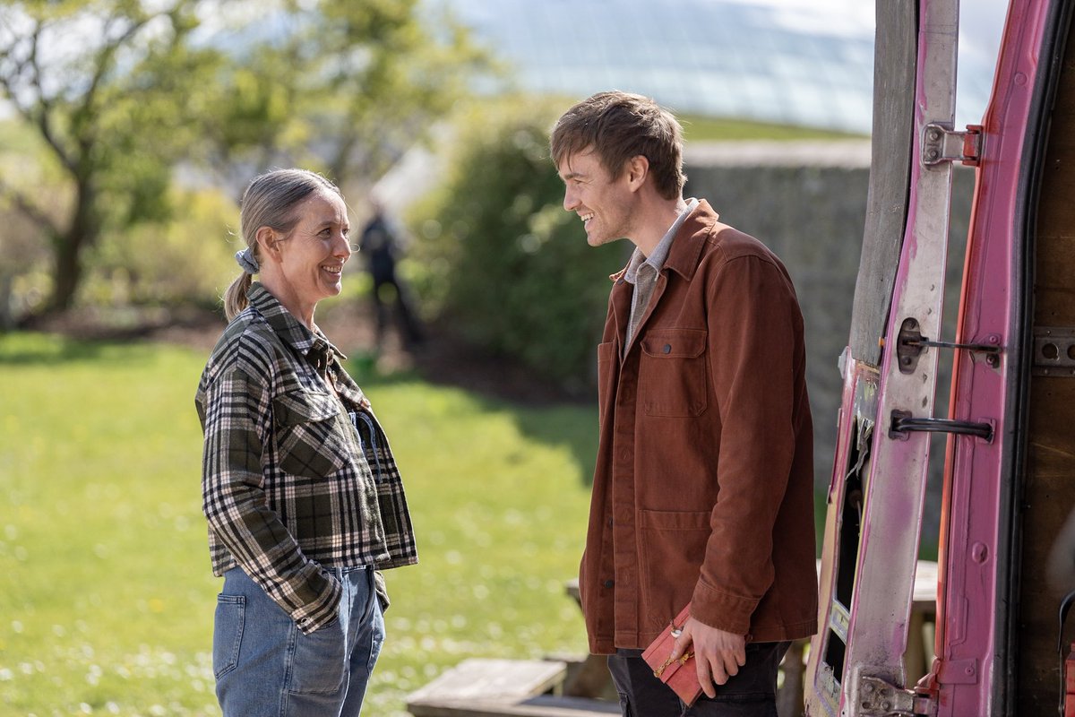 This Sunday's ep was written by <a href="/llinosgerallt/">Llinos Gerallt</a> and filmed at <a href="/walesbotanic/">🏴󠁧󠁢󠁷󠁬󠁳󠁿 Gardd Cymru 🌿 Garden of Wales</a>. A visit to the garden stirs up some troubling memories for Caleb, and he is intrigued by the Apothecary's Hall. All episodes of series 1&amp;2 available on catch up with subtitles <a href="/BBCiPlayer/">BBC iPlayer</a> #YrAmgueddfa