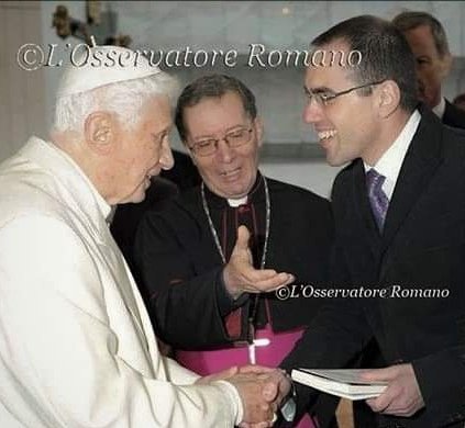 alefra_az's tweet photo. In comunione di preghiera con la Chiesa universale e nel ricordo della mente e del cuore...
Lux aeterna luceat ei, Domine, 
cum Sanctis tuis in aeternum. 
Semper in Christo vivas, Pater Sancte!
#esequie #ultimosaluto #PapaEmerito #BenedettoXVI https://t.co/cLYWC8GTCj