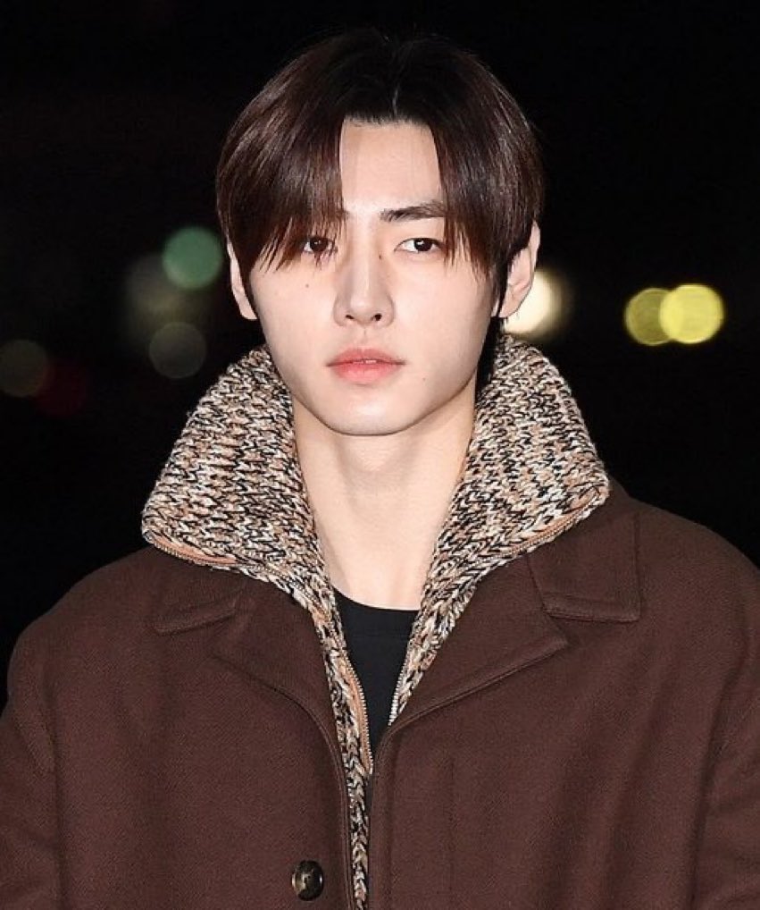 babyangelhoon's tweet photo. theres smtg about his gaze that makes me wonder who am I in his life 😩 https://t.co/O35ZPfOaPi