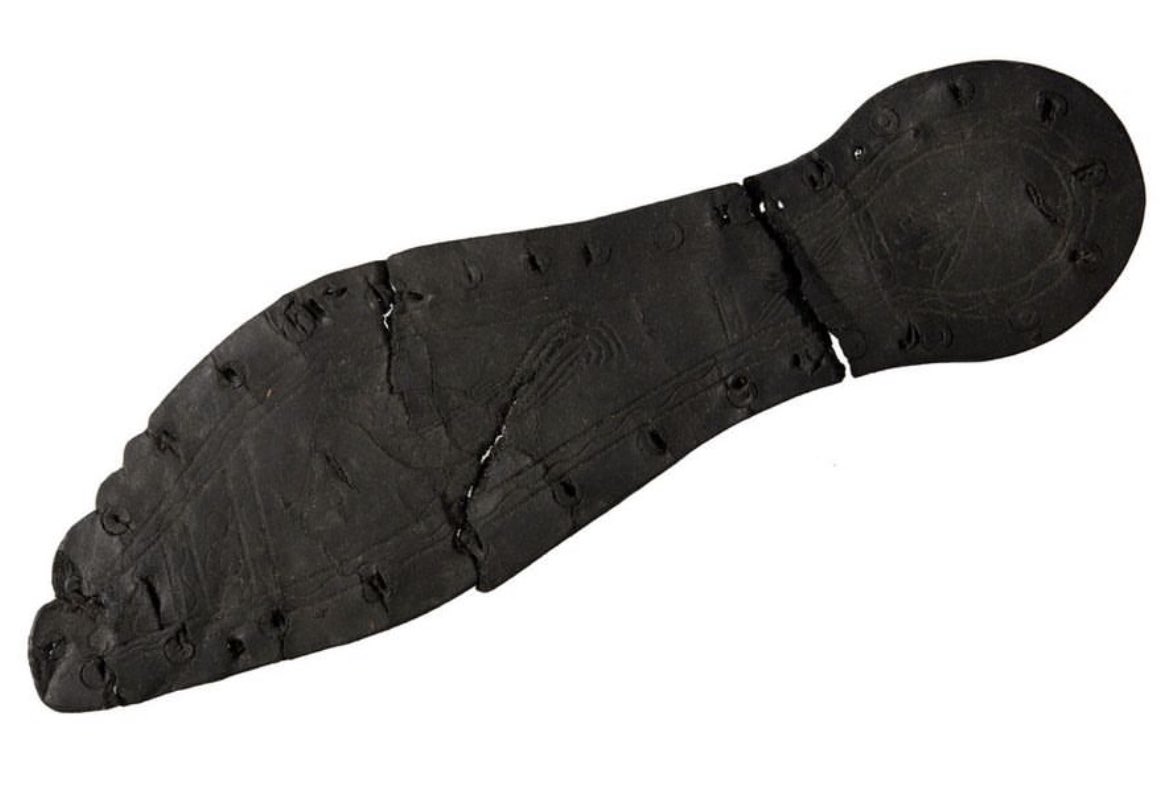 CurrencyDesign's tweet image. Image of a bird engraved on the SOLE of a Roman shoe… 

Here’s an example of art having a utility, just like #banknotedesign …

The engraving adds grip