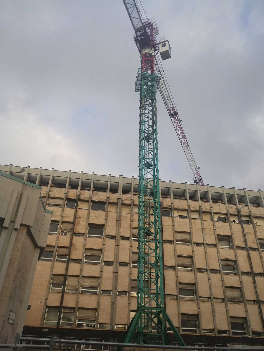 grumota's tweet photo. Ultimata anche questa #gru #edilizia #Genova https://t.co/BHrFywwMGT