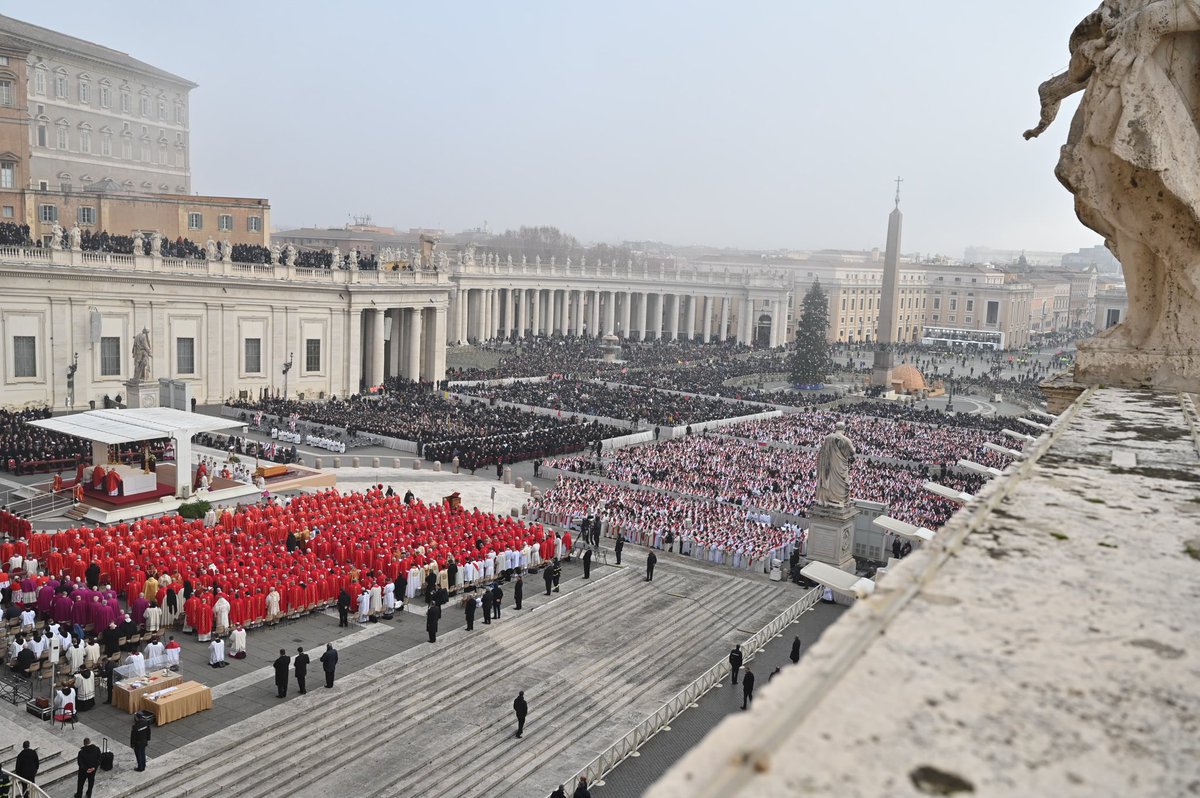 Der Petersplatz zum Requiem für Papst Benedikt XVI. <a href="/dpa/">dpa</a> #dpareporter mit <a href="/dpaschwarz/">Manuel Schwarz</a>