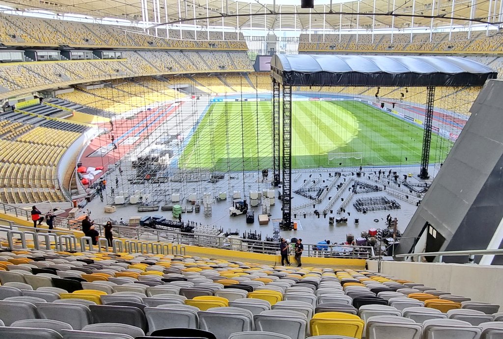hannahyeoh's tweet photo. Makluman
1)Booking stadium konsert Jay Chou World Tour dibuat 13 Mac 2019 manakala AFF 2022 oleh FAM dibuat 18 Ogos 2022.

2)Konsert perlu 14 hari pasang pentas oleh 500 krew+185 krew antarabangsa, 45 jentera berat, 200 speaker &amp; 800 lampu. Mereka dah delay 2.5hari bagi ruang AFF https://t.co/45lV5dZLu5
