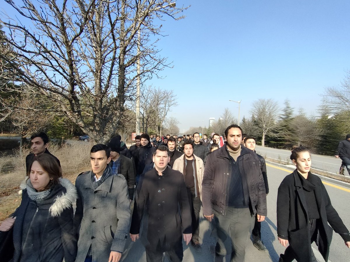 Rektörlüğün önüne yürüyoruz. PKK'ya boyun eğen ODTÜ yönetimini protesto ediyoruz.