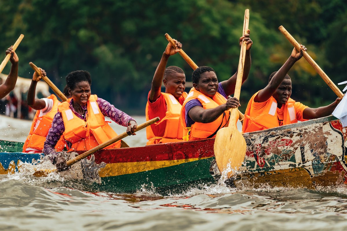 theMagunga's tweet photo. The boat race is definitely my highlight of ever @RusingaFestival. The adrenaline of shooting from a boat, the fierce competition (both men and women), the water dancers. Ah. Levels are raised to 100.
#RusingaFestival #RusingaFest2022 https://t.co/E4ThGG4iiY