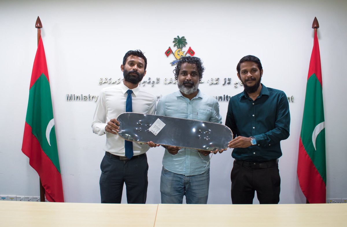 ގދ.ވާދޫ ސްކޭޓް ޕާކަށް ބޭނުންވާ 10 ސްކޭޓް ބޯޑް މިއަދު ވަނީ ވާދޫ ކައުންސިލާއި ހަވާލުކުރެވިފައި.