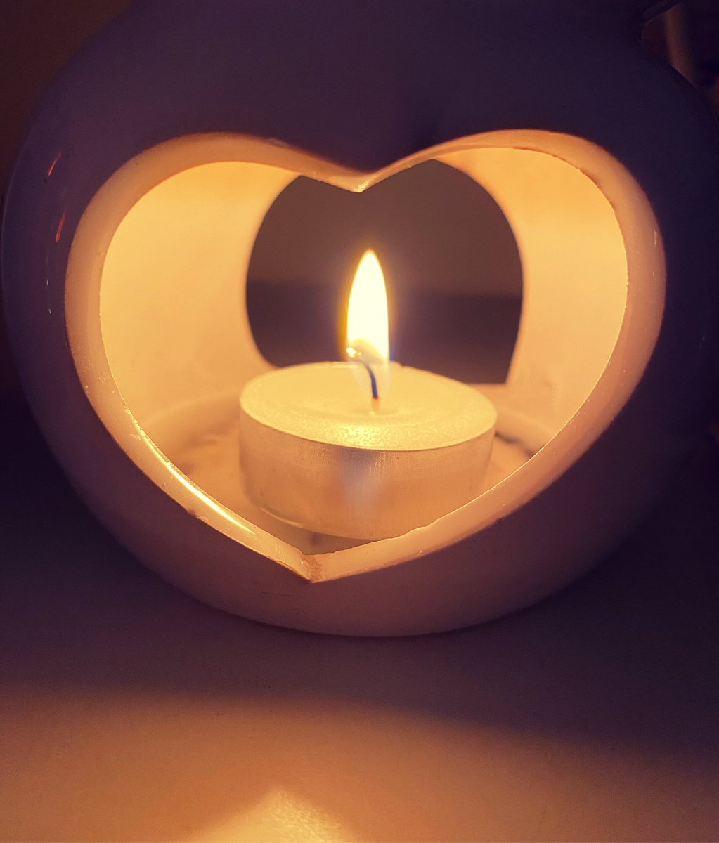 JoyInTheSeasons's tweet photo. #LightForKara 💛 Sorry I missed this at 7pm yesterday (Wednesday).
I don’t have the words but sending love & light to a beautiful soul. https://t.co/f2nsBkTMDq