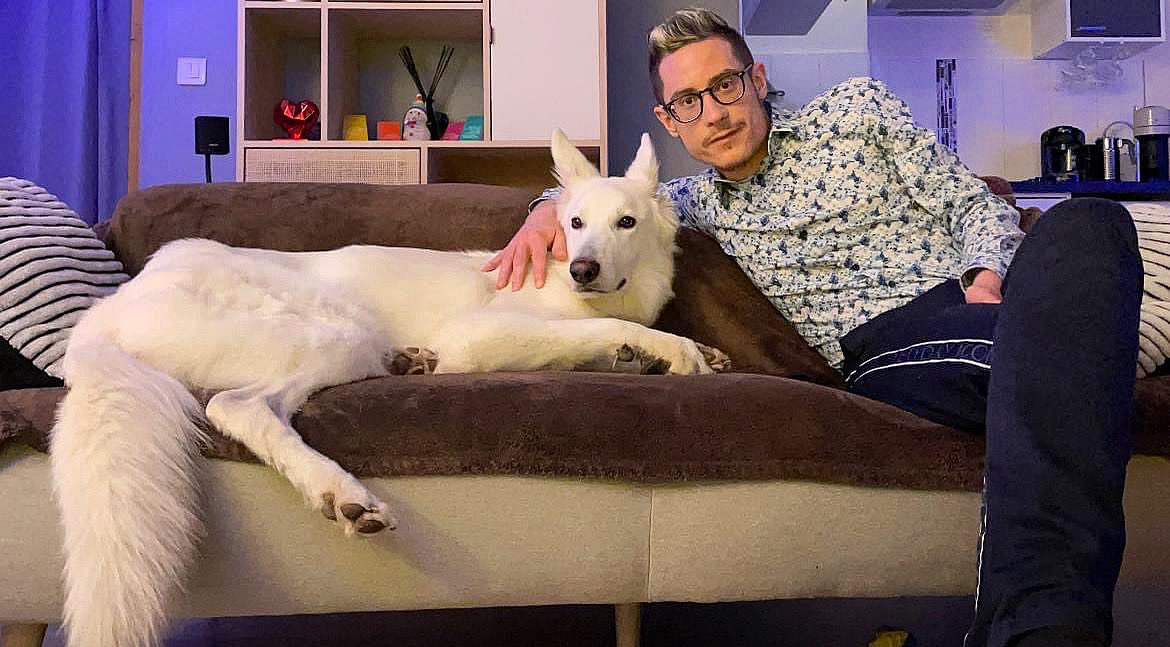 FLORENTcOFF's tweet photo. Nous vous souhaitons une merveilleuse année 2023 ! 🐶💕🎉 #HappyNewYear #HappyNewYear2023 #NewYear #dogs #cute #amour #moment #love https://t.co/BOv9YSDRnf