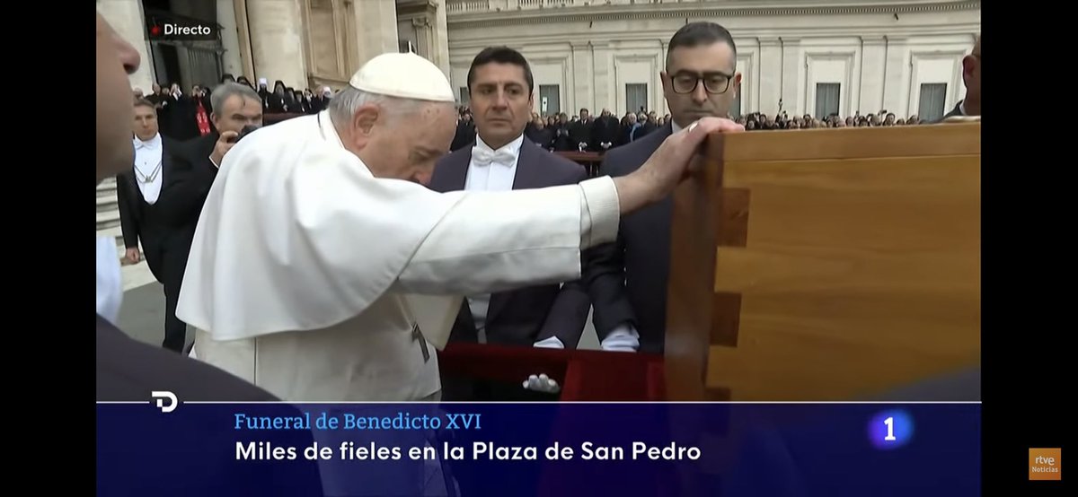 xiskya's tweet photo. Emocionante gesto de Francisco ante el féretro de Benedicto XVI... Un hito en la historia de la Iglesia Universal. https://t.co/mNzEx7nLNM