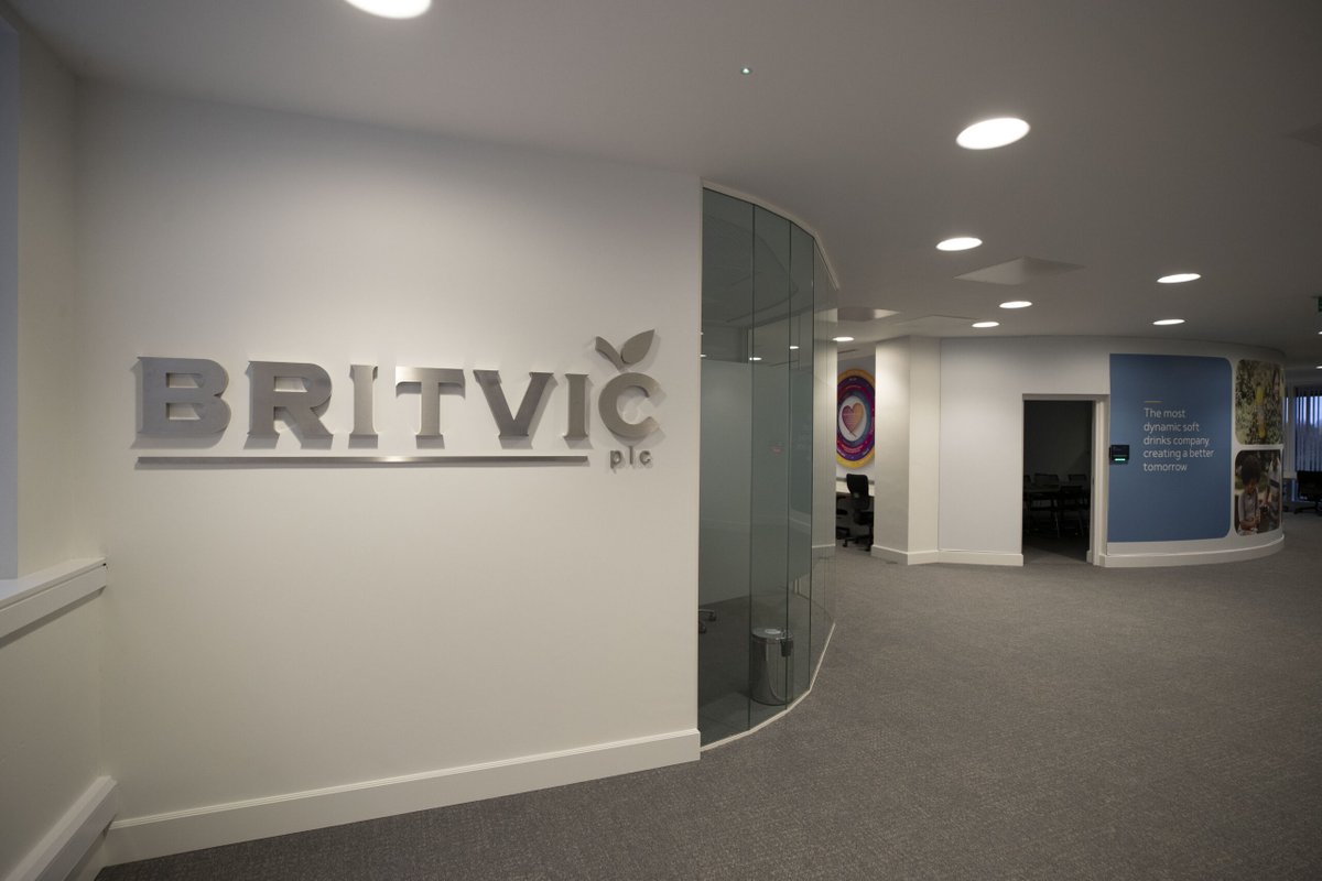 The Eatwell Guide suggests you should aim for 6-8 glasses of water and other liquids each day to replace normal water loss – around 1.2 to 1.5 litres. Even in the winter time!❄️

👀 Looking to hydrate your office efficiently and sustainably? 
aqualibra.com/products