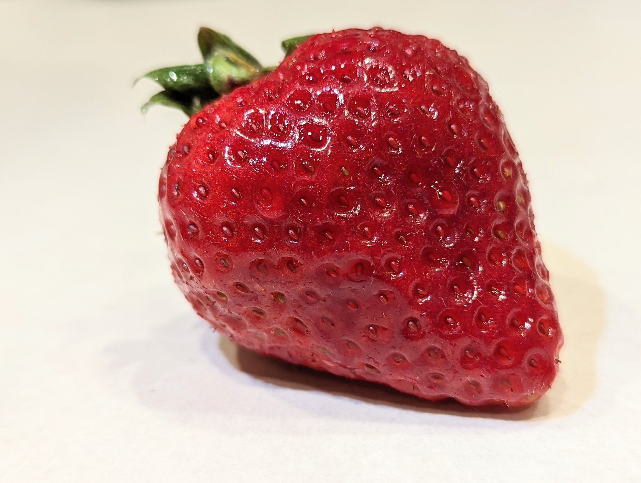 青髪のテツ 野菜のプロ お知らせ 今日はいちごの日です 甘いいちごの見分け方 大きい ヘタ付近まで赤い ツブツブまで赤い 鮮度の見方 表面にツヤがある ヘタが濃い緑色 ヘタがそり返っている 先端まで固い いちごは今の時期が1番