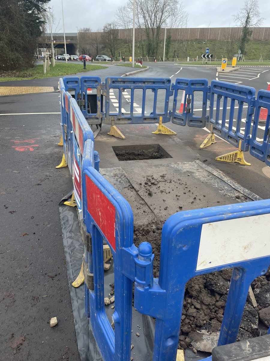 looby_loo's tweet photo. Hi @thameswater, is anyone going to show up to work today? The 4 way lights surrounding this are causing chaos. Thanks for leaving it till the first day back for school, work and rail strikes, super helpful. https://t.co/q3zajV3Sig