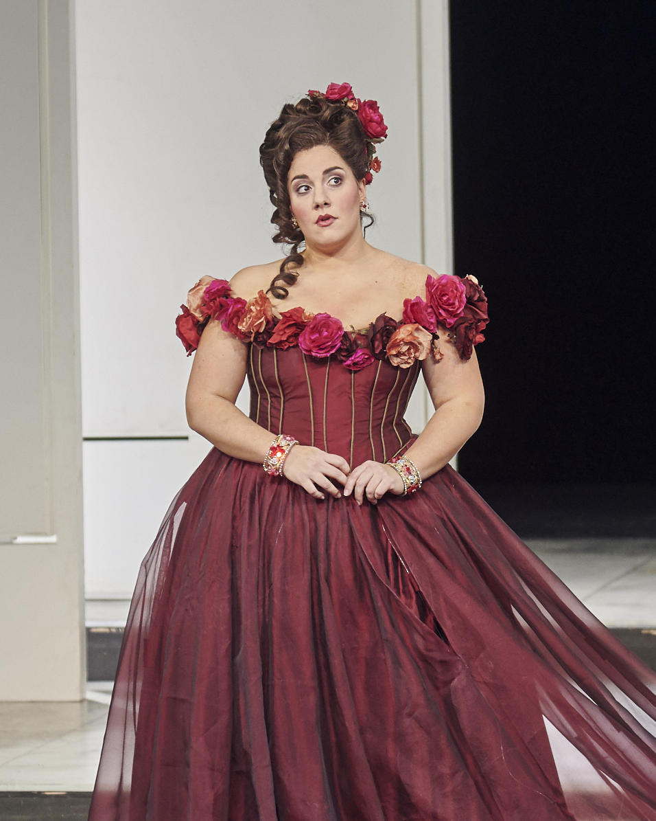 oper_stuttgart's tweet photo. Märchenhaft! Nicht nur der Prinz ist hin und weg von Cenerentola (@dianahaller), als sie auf seiner Party auftaucht. Lasst auch ihr euch heute wieder von Rossinis Aschenputtel-Oper verzaubern! #StgtCenerentola https://t.co/0fzlhLWSo0