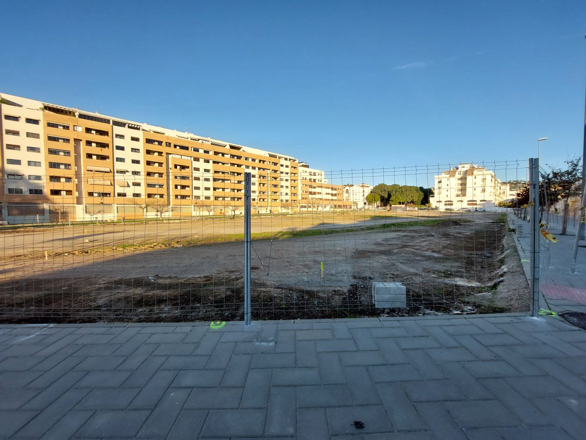 olmedeti's tweet photo. @malaga @NoeliaLosadaCs @TeatinosA antes de las fiestas se cercó por segunda vez el llano de  calle Antonio Raíz, trabajaron 2 días y nos dejaron desde entonces sin aparcamiento alguno.¿Por qué no siguen las obras? ¿Por qué no se cercó después de las fiestas? Sin consideración😡 https://t.co/eFpzjxuECh