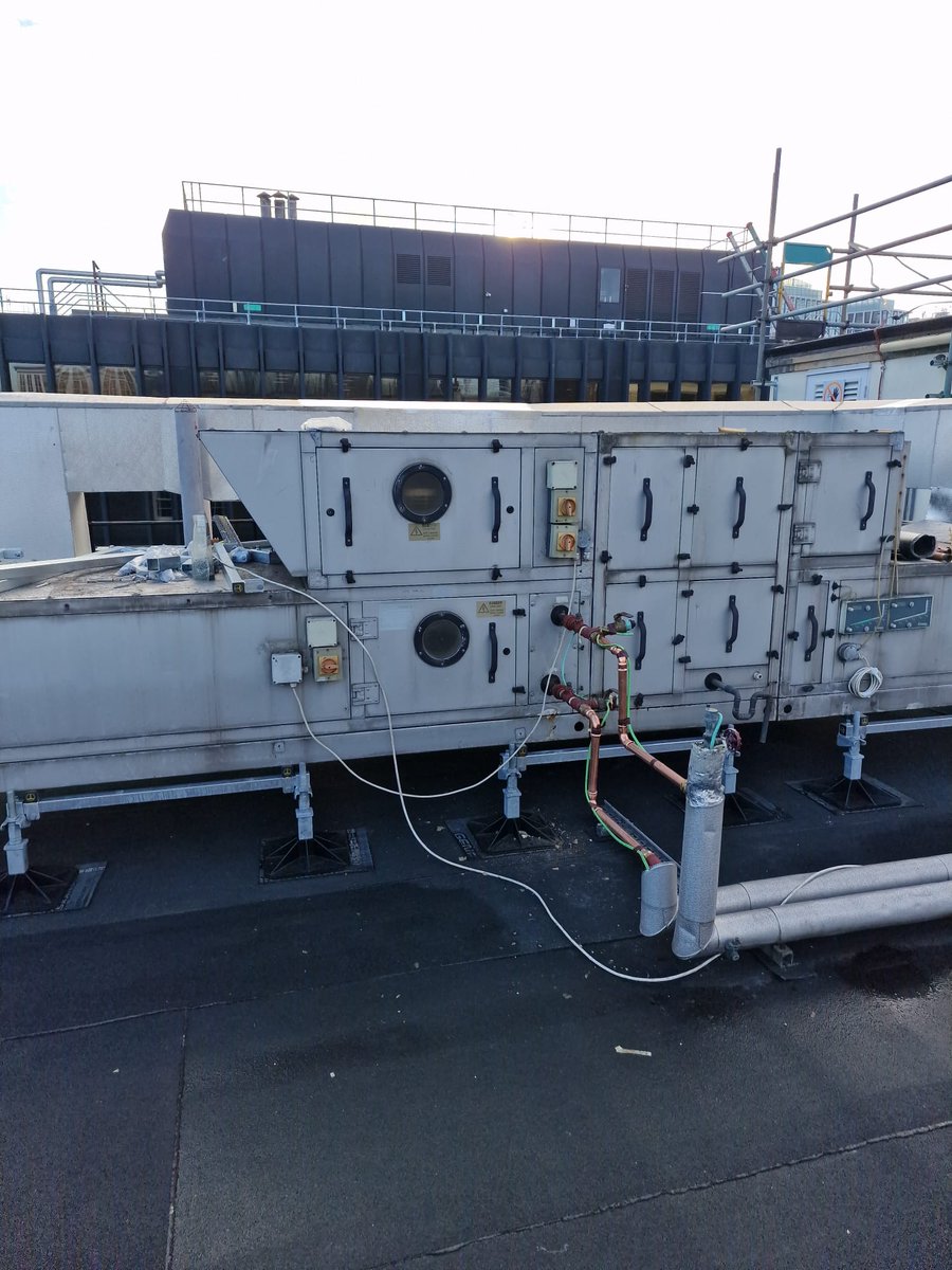 CCPHVAC's tweet image. 𝕄𝕒𝕥𝕥𝕙𝕖𝕨 ℙ𝕒𝕣𝕜𝕖𝕣 𝕊𝕥𝕣𝕖𝕖𝕥
To make room for roof repairs, we transfer the AHU to the opposite side of the roof. We came back as soon as the repairs were finished to mount the AHU to the frame and install the big foot system.
#matthewparkerstreet #HVAC #London