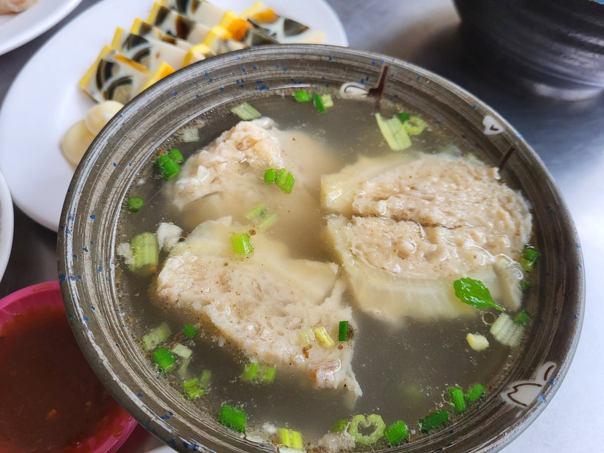JerWeio's tweet photo. 鹽埕埔有名麵攤之一
位於教會鹽光幼稚園的騎樓
不起眼的位置，但是生意非常好，價格以路邊攤而言不便宜
路邊違停非常嚴重
是寧可違停也值得一吃的美食？？？

沙茶豬肉麵 90元

#鹽埕埔 #鹽埕美食 #高雄美食
#沙茶豬肉麵 #三色蛋 #苦瓜封湯 https://t.co/qcdc9SMcmG