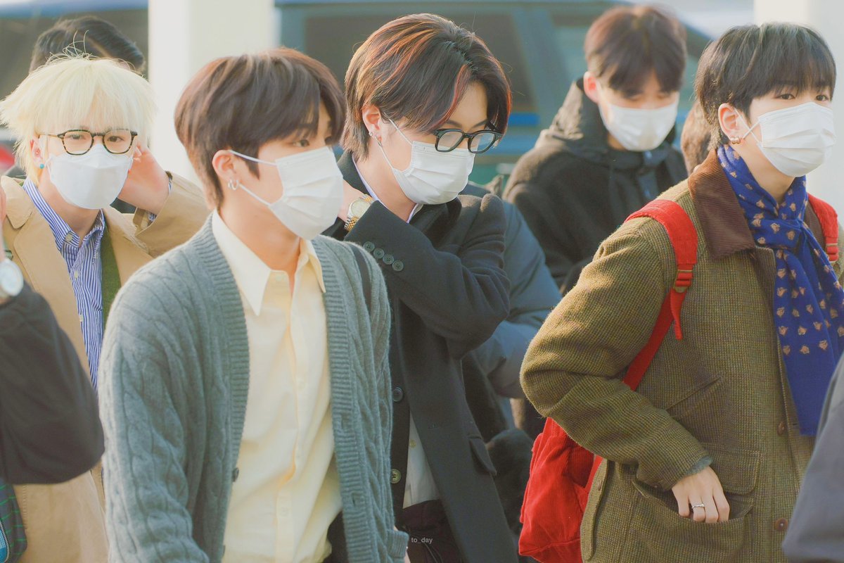 mytypewriter's tweet photo. myriad (series of 0104)
— a #hajeongwoo #jaesahi au 

wherein, four law students seek refuge from the dreaded stagnation of life and all things before the bar.

⚖ “be the player or get played”
⚖ “kaya ba ang tawag natin ay bar exam kasi alac ang sagot?” https://t.co/ARXiKpRs1H