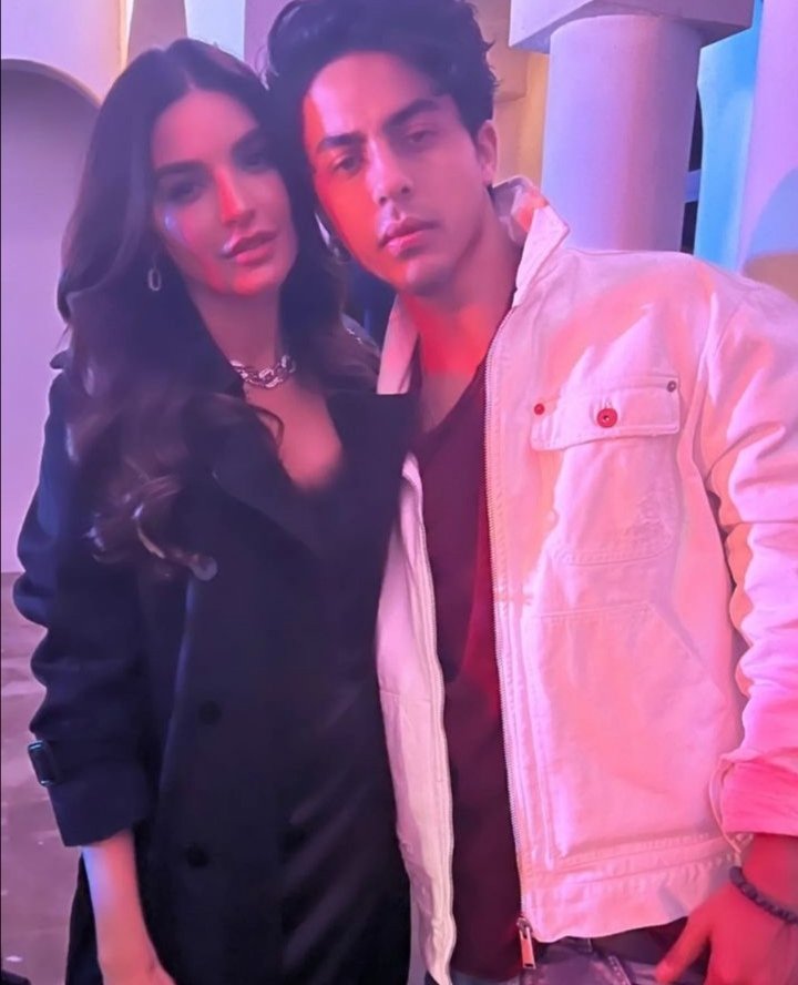 hellopakistanhh's tweet photo. Pakstani Actress &amp; Model #SadiaKhan shares lovely picture with SRK Son #AryanKhan 😍😍 https://t.co/RH0zDkS1nY