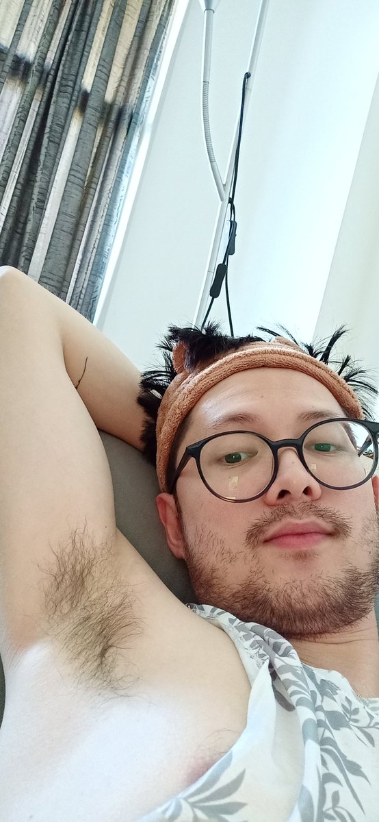 Aster91793's tweet photo. Who's lazy to take shower? 🙋🏻‍♂️ #ScruffyFace https://t.co/Ht4EVIDgIm