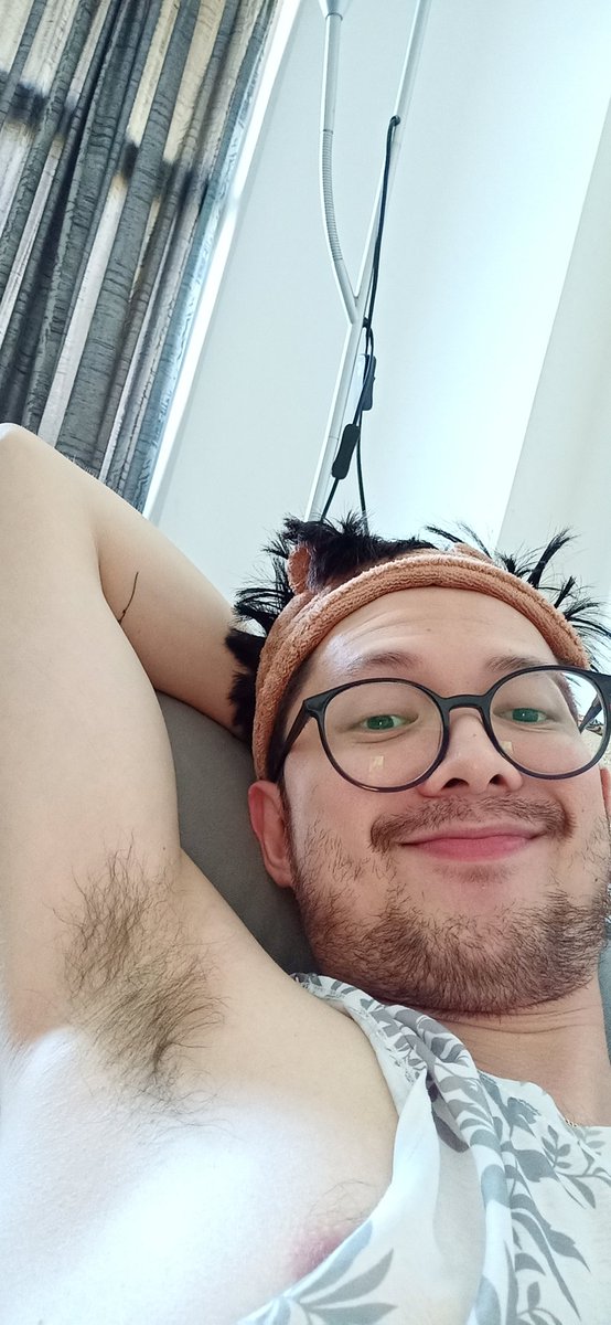 Aster91793's tweet photo. Who's lazy to take shower? 🙋🏻‍♂️ #ScruffyFace https://t.co/Ht4EVIDgIm
