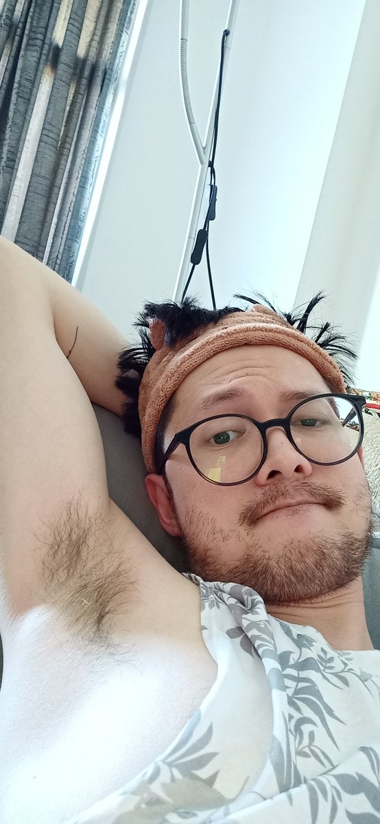 Aster91793's tweet photo. Who's lazy to take shower? 🙋🏻‍♂️ #ScruffyFace https://t.co/Ht4EVIDgIm