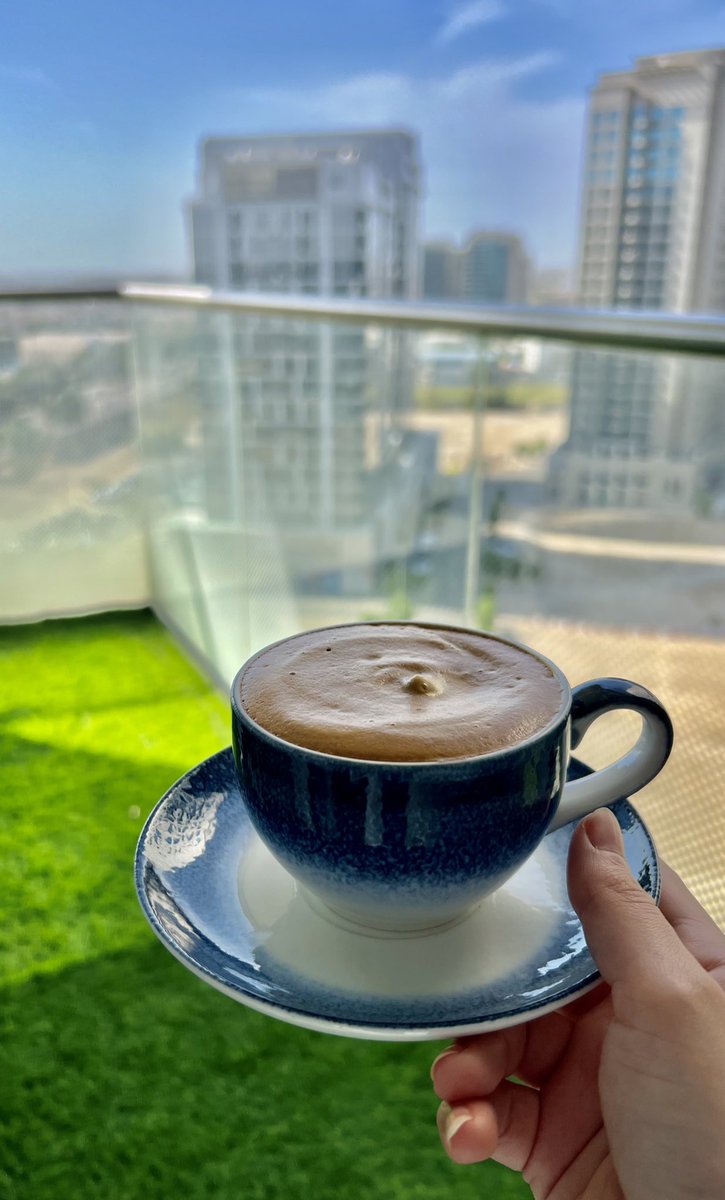 بعد ماتصحى من نومة مابعد شفت الليل كل محاولاتك لتصحصح تبوء بالفشل 🥱