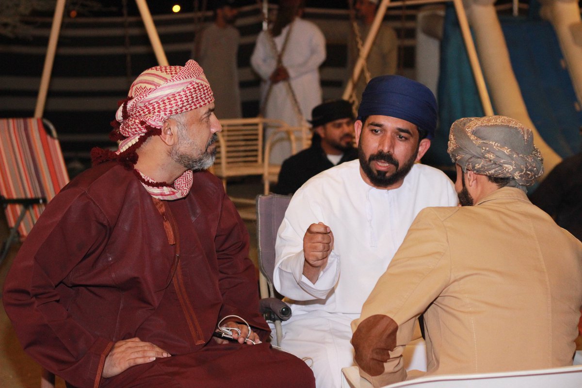 "المحاماة من أشق المهن في العالم ومن أهمها فهي تساهم في نشر العدل بين الناس بإعادة الحقوق لأصحابها بشرط على من يمتهن هذه المهنة أَن يدافع عن الحق وينصفه ضد الباطل"

وتشرفنا في أمسية رائعة بتقديم درع تذكاري بسيط لمكتب الأستاذ المحامي أحمد المعمري وتمنياتنا بمزيد من التوفيق والنجاح