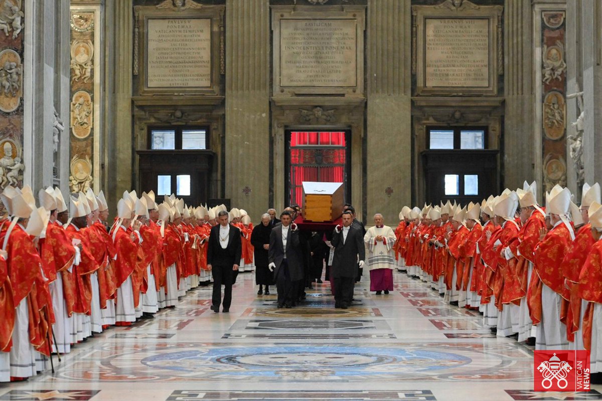 VaticanNews's tweet photo. The coffin of the late Pope Emeritus Benedict XVI is carried into St. Peter’s Basilica, where the Pope Emeritus will be laid to rest in the former tomb of Pope St. John Paul II underneath the basilica. https://t.co/dou15IjboA