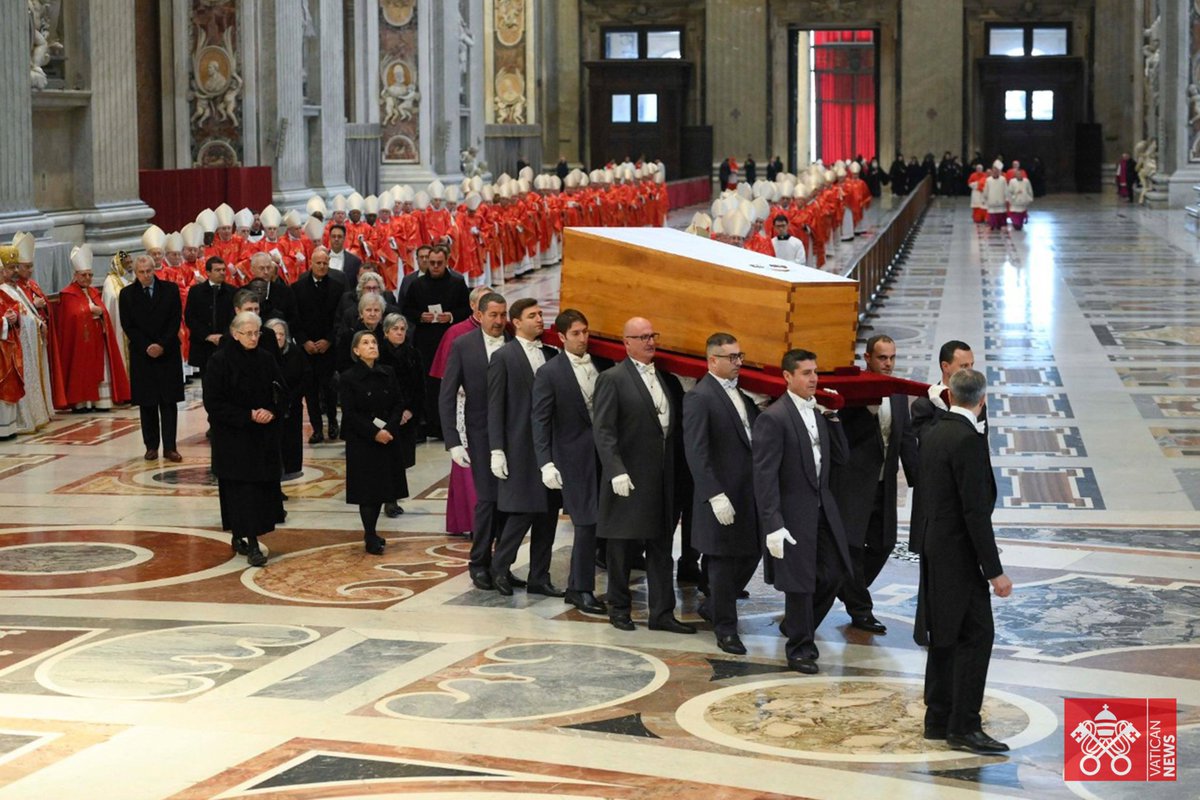 VaticanNews's tweet photo. The coffin of the late Pope Emeritus Benedict XVI is carried into St. Peter’s Basilica, where the Pope Emeritus will be laid to rest in the former tomb of Pope St. John Paul II underneath the basilica. https://t.co/dou15IjboA