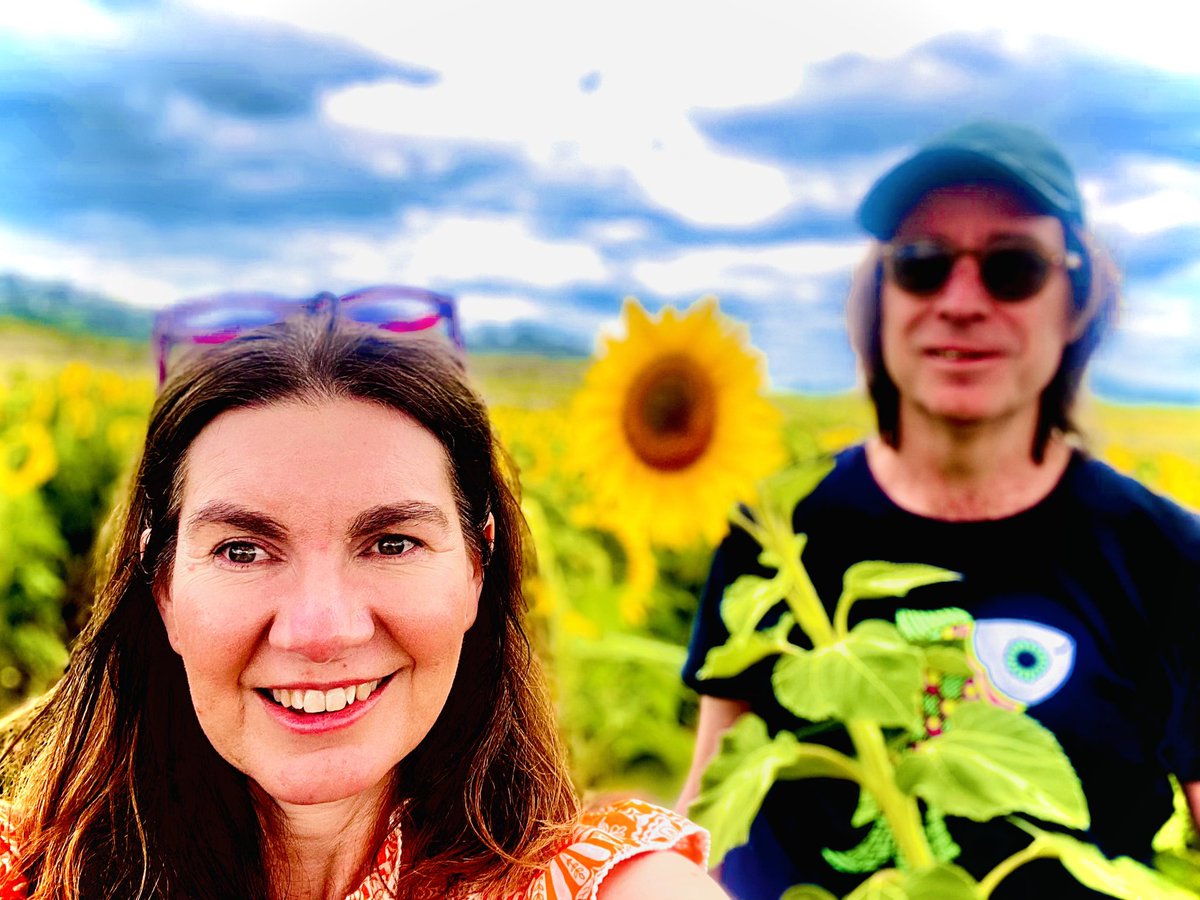 Starting the year on the right petal 🌻 Miles and I drove out and walked through the fields at Warraba Sunflowers for the ultimate sunflower experience 🌻

#momentslikethis #regional #regionaltourism #local  #farming #agribusiness