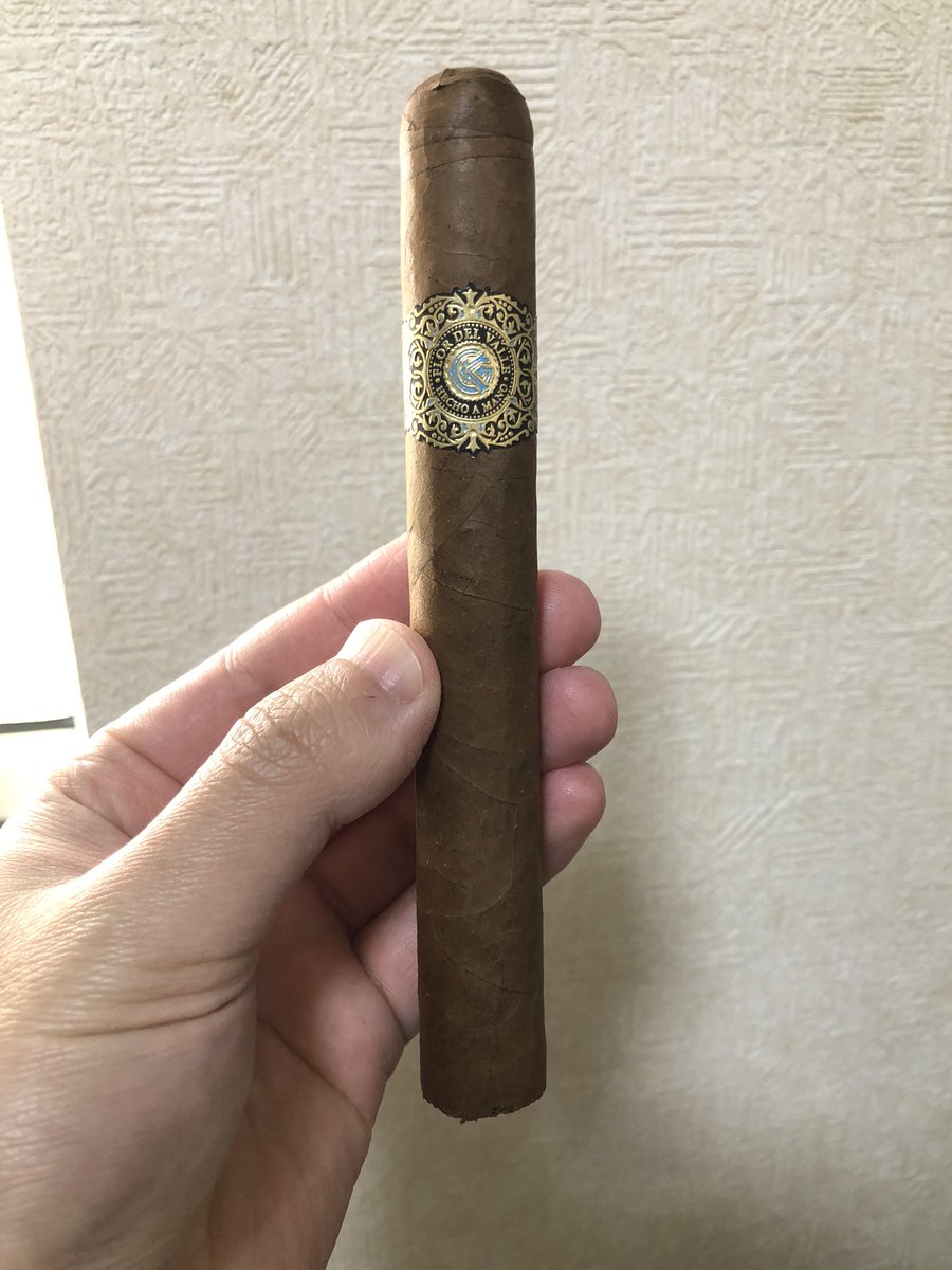 Tennis_Step's tweet image. 今日は年末買ったワープトの最後の一本。

Warped Flor del Valle Sky Flower

美味い！
バランス抜群の風味と、十分な煙量。
今回買ったワープトの中で一番好きかもしれん。
それにしてもシガーリングの見事さよ。
このデザイン大好き。凄い。

#葉巻 #Warped