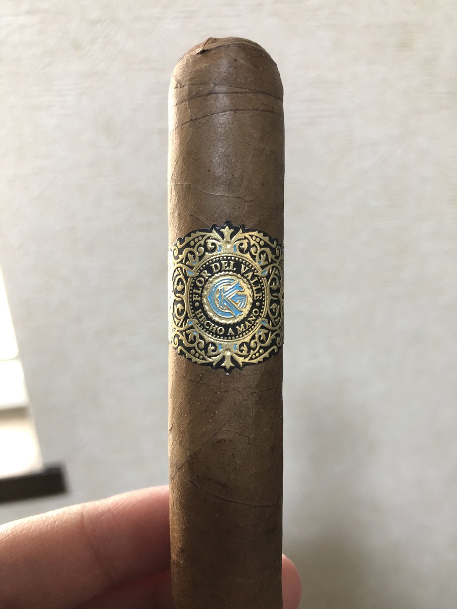 Tennis_Step's tweet image. 今日は年末買ったワープトの最後の一本。

Warped Flor del Valle Sky Flower

美味い！
バランス抜群の風味と、十分な煙量。
今回買ったワープトの中で一番好きかもしれん。
それにしてもシガーリングの見事さよ。
このデザイン大好き。凄い。

#葉巻 #Warped