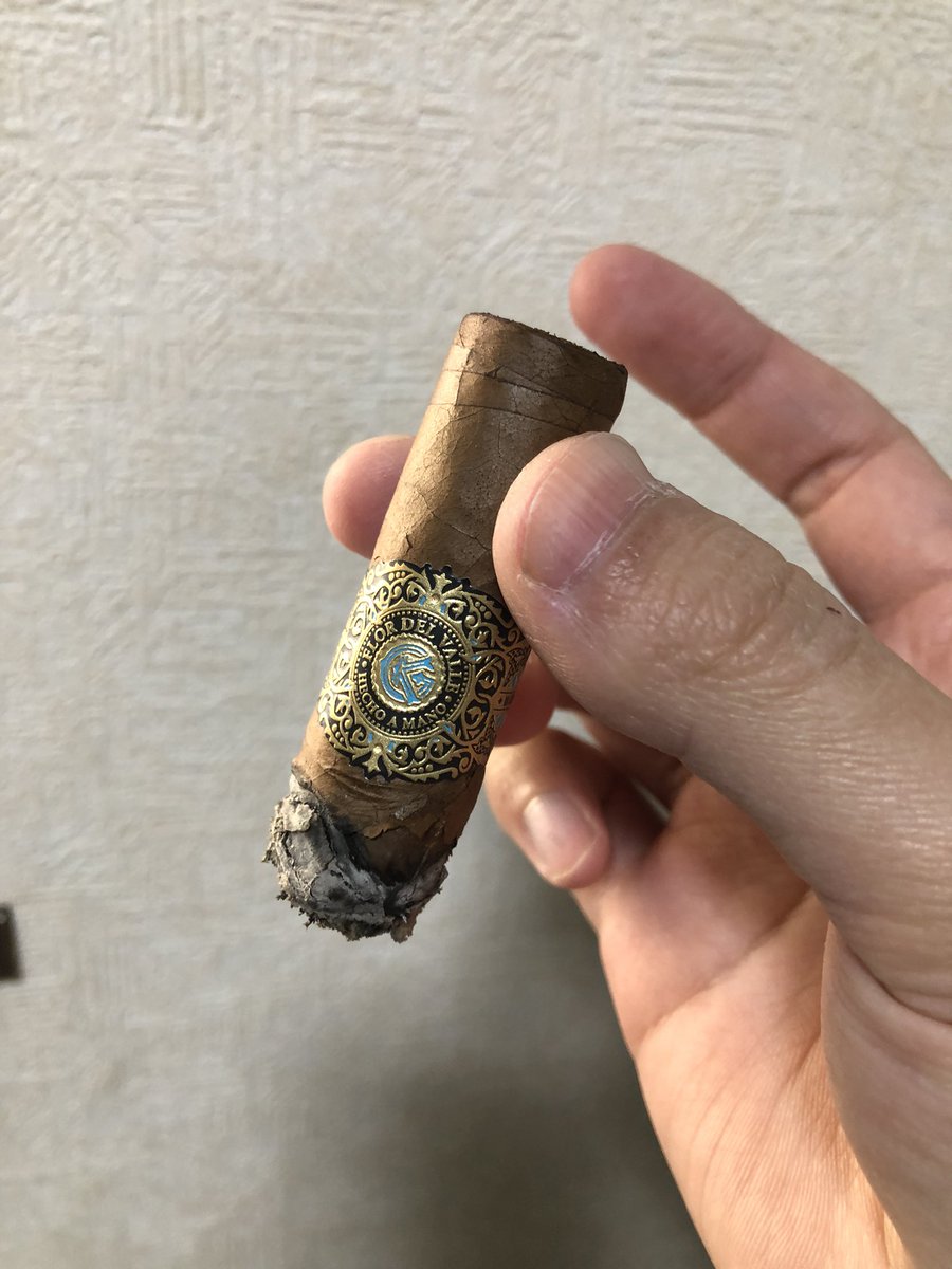 Tennis_Step's tweet image. 今日は年末買ったワープトの最後の一本。

Warped Flor del Valle Sky Flower

美味い！
バランス抜群の風味と、十分な煙量。
今回買ったワープトの中で一番好きかもしれん。
それにしてもシガーリングの見事さよ。
このデザイン大好き。凄い。

#葉巻 #Warped