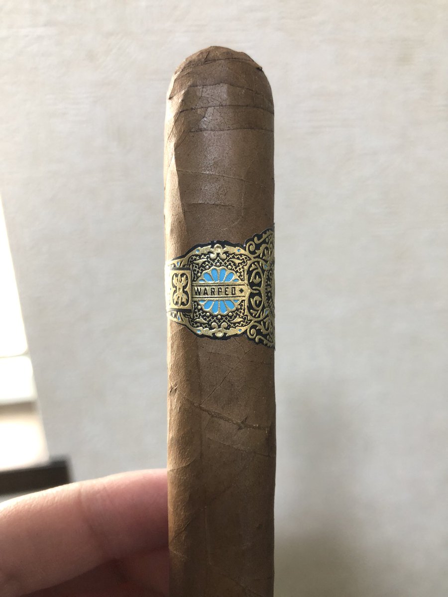 Tennis_Step's tweet image. 今日は年末買ったワープトの最後の一本。

Warped Flor del Valle Sky Flower

美味い！
バランス抜群の風味と、十分な煙量。
今回買ったワープトの中で一番好きかもしれん。
それにしてもシガーリングの見事さよ。
このデザイン大好き。凄い。

#葉巻 #Warped