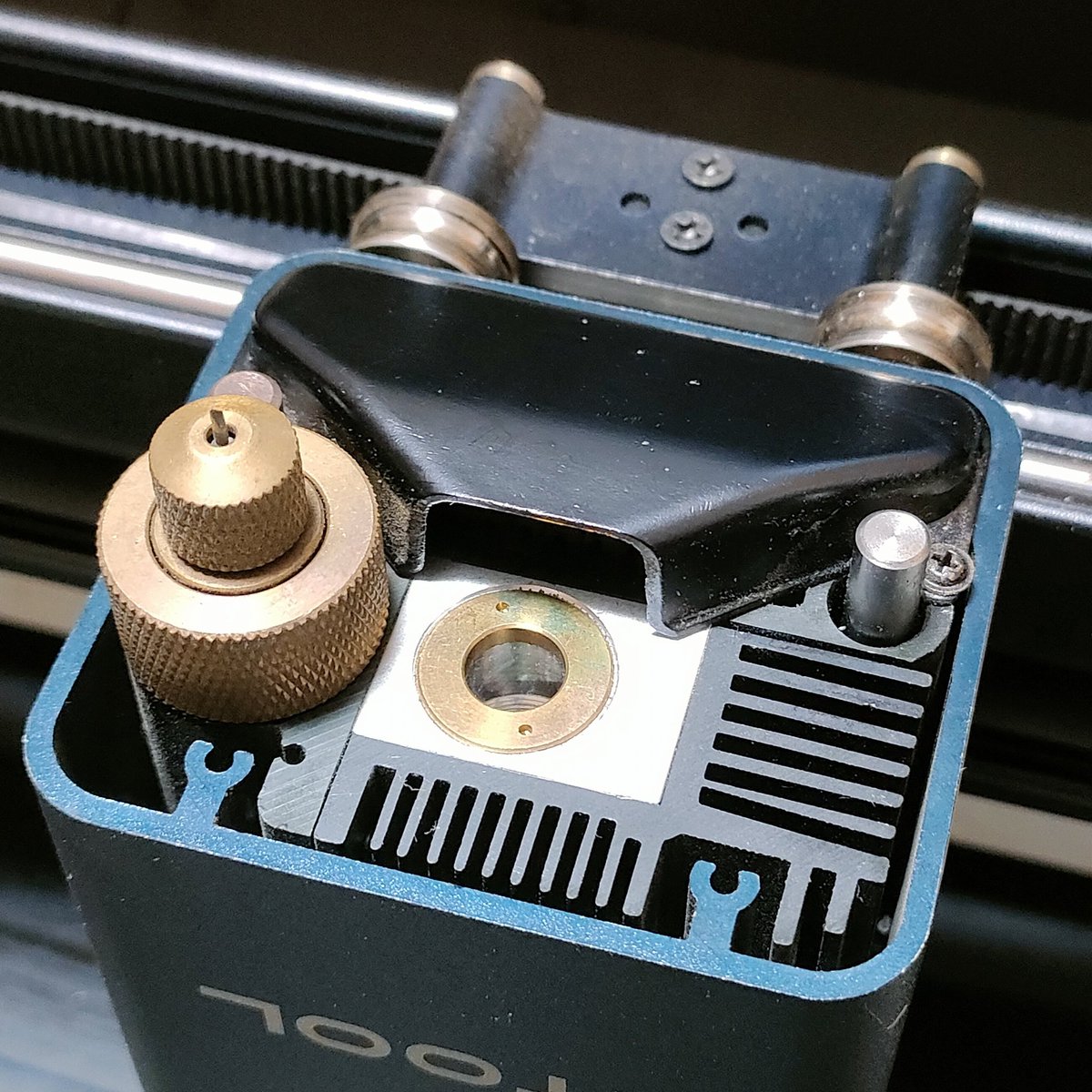 Cityscape_Std's tweet image. 本日はレーザーカッターのレンズ清掃。
半導体レーザーは汚れにくいのか、メンテナンス頻度低めでも問題なくカットできてましたが、
これから厚めのMDF5.5mmをカットするので一応掃除。

アルコール染み込ませた綿棒でレンズを拭き取り、周りのススも綺麗にしました。
#xToolM1