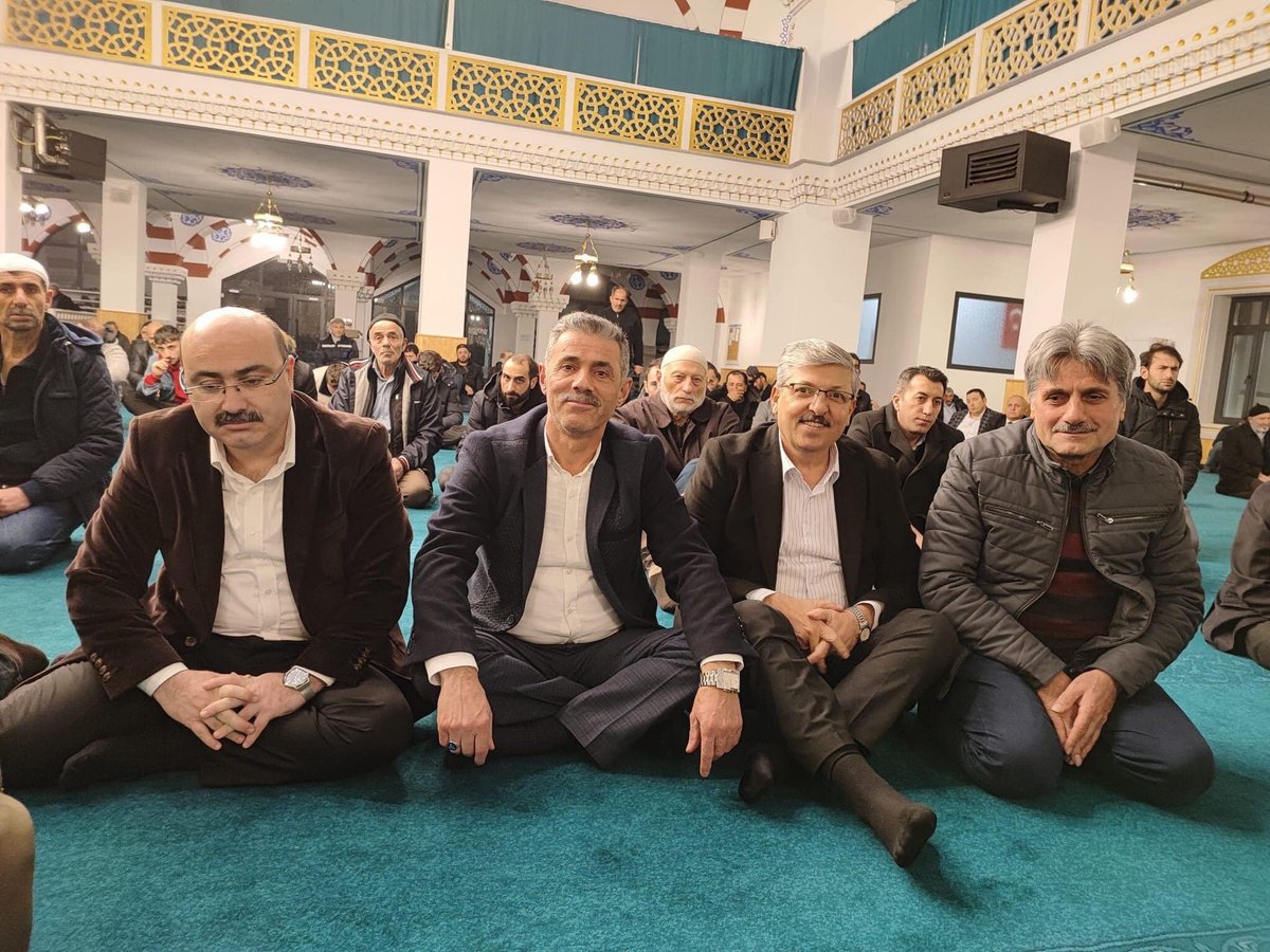 acay_av's tweet photo. Belediye Başkanımız Muzaffer Bıyık, İl yöneticimiz Köksal Akçay ve İlçe yöneticilerimiz ile birlikte;

Darıca Erzurumlular Derneği’nin Erzurum’un asırlık geleneği olan 1001 ‘Hatim Duası’ programına katıldık.

📌#EyüboğluCamii https://t.co/hIy5HTKGWY