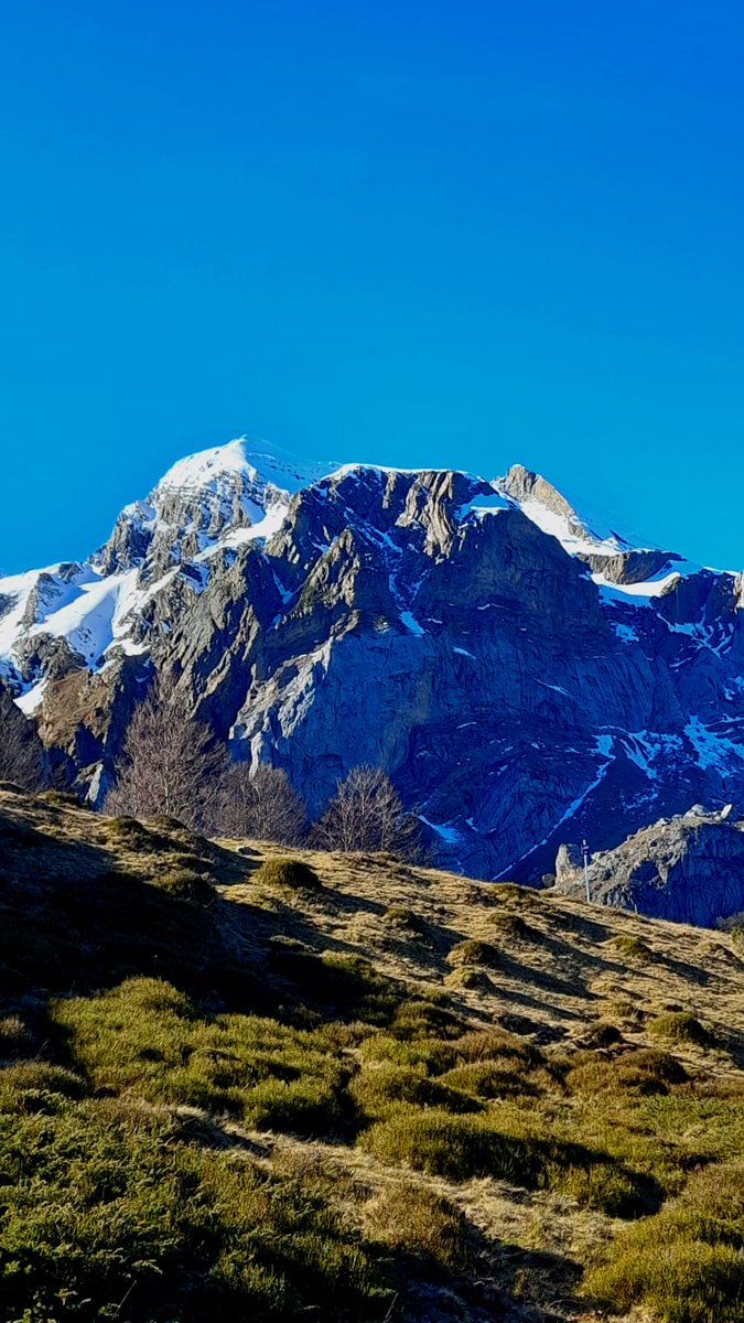 Imágenes de Candanchú ayer. Sin nieve por las altas temperaturas, se echa mano de agua, que no sobra, para hacerla de forma artificial.
Se están tirando miles de euros en agua todos los días para una nieve que desaparece rápidamente...