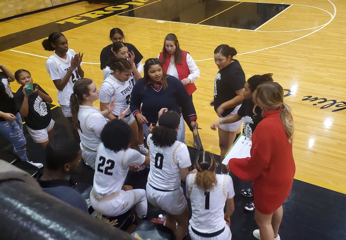 . <a href="/kikiiismith/">kiki smith</a>'s 25 points, 11 rebounds power No. 6-ranked <a href="/T_HighAthletics/">Topeka High Athletics</a> girls to 56-36 win over Blue Valley Northwest. Trojans improve to 7-1 with their seventh straight victory. ...
topsports.news/news/2727-smit…