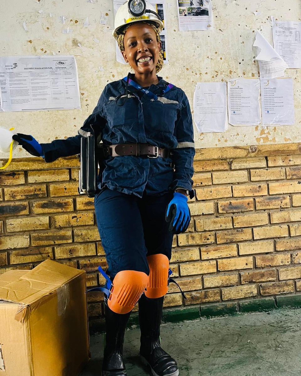 kgauza_ngwana's tweet photo. First day back full shift……⛏🪖.
#MiningTwitter .
#WomanInMining 😊. https://t.co/v4Ezr2Q4ho