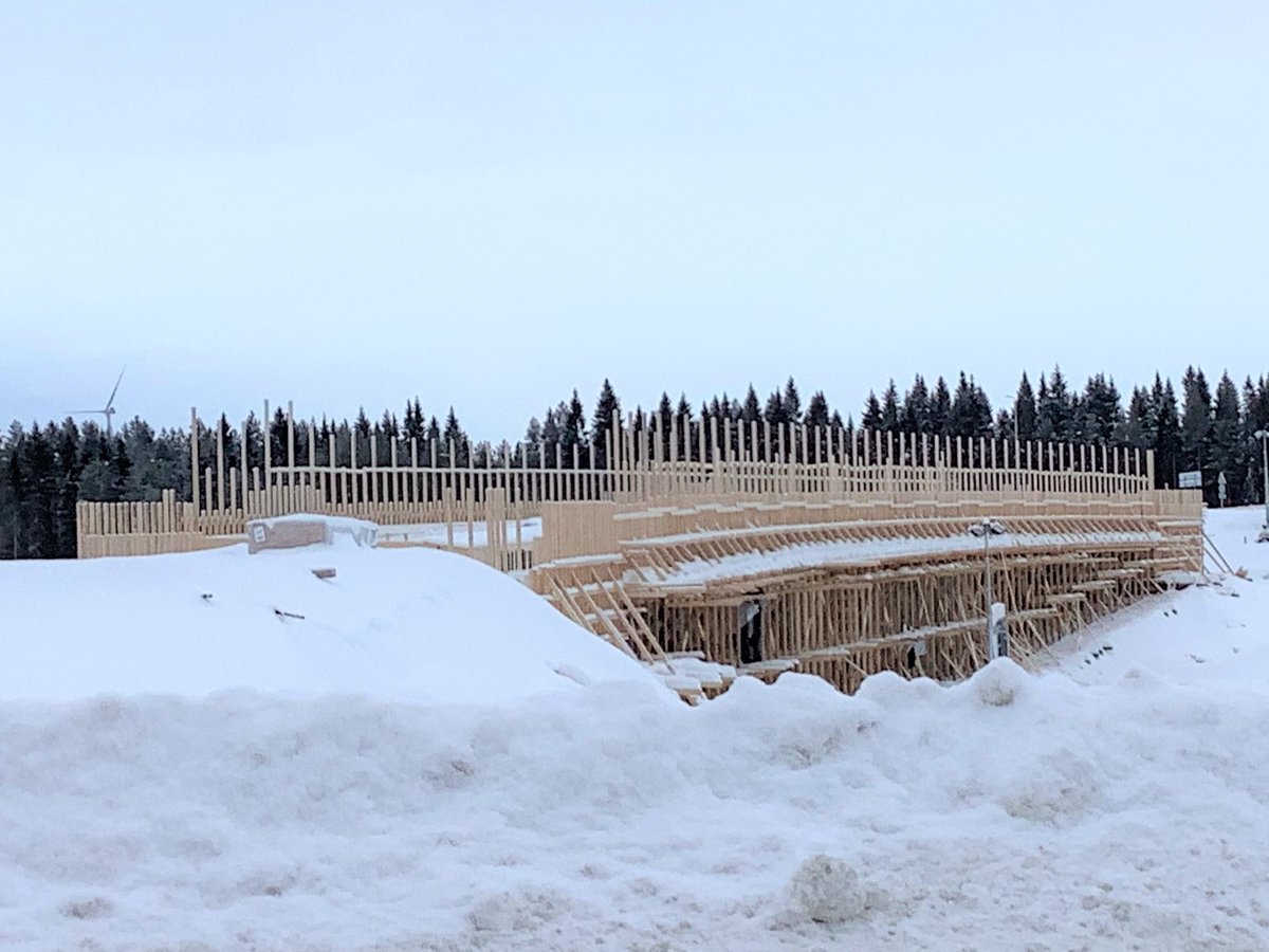 KeijoHeikkila's tweet photo. Vt 4 Simon työmailla jatketaan joulutauon jälkeen töitä. Ranuantien risteyssiltaan aloitetaan kannen raudoitustyöt. Tämä talvikausi keskitytään siltojen ja melunsuojauksen rakentamiseen. Liikennejärjestelyt pysyvät kesään saakka samoina. @vaylafi @Lapin_ELY #simonkunta #grk https://t.co/majBylOlbM