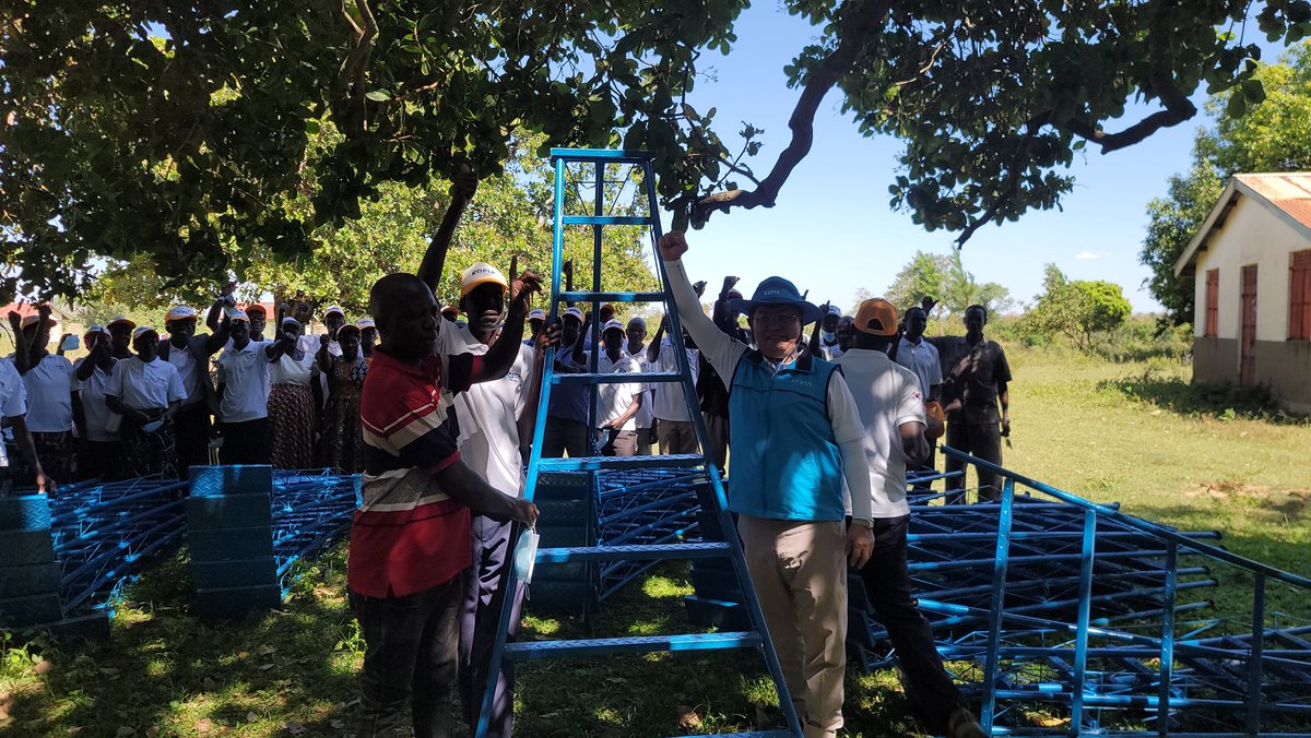 KopiaUganda's tweet photo. Ladder Donation 
The Director KOPIA Uganda center, Dr. Park Taeseon, handed over ladders donated to Orange Model Village farmers in Soroti, Ngora and Atutur to help with management of their orchards and boost producion. @NaroKawanda https://t.co/TKpI3nwHWK