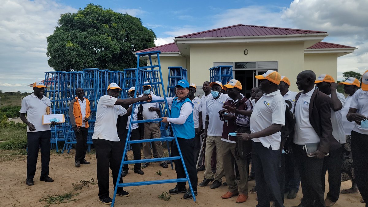 KopiaUganda's tweet photo. Ladder Donation 
The Director KOPIA Uganda center, Dr. Park Taeseon, handed over ladders donated to Orange Model Village farmers in Soroti, Ngora and Atutur to help with management of their orchards and boost producion. @NaroKawanda https://t.co/TKpI3nwHWK