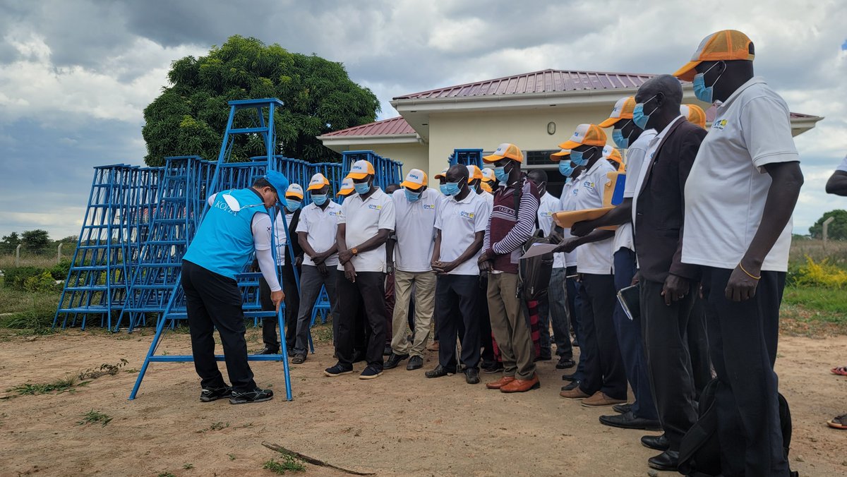KopiaUganda's tweet photo. Ladder Donation 
The Director KOPIA Uganda center, Dr. Park Taeseon, handed over ladders donated to Orange Model Village farmers in Soroti, Ngora and Atutur to help with management of their orchards and boost producion. @NaroKawanda https://t.co/TKpI3nwHWK