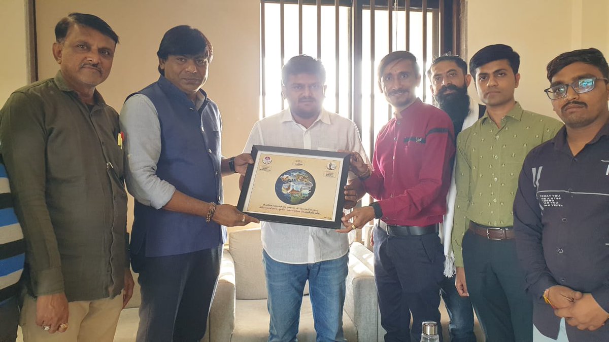 bhautikpatelit's tweet photo. વિશ્વ ગુજરાતી સમાજ - યુથ વિંગ, અમદાવાદ જિલ્લા ની ટીમ સાથે યુવા નેતા, વિરમગામ ના ધારાસભ્ય શ્રી @HardikPatel_ સાથે શુભેચ્છા મુલાકાત કરી જેમાં કન્વીનર શ્રી @PaurashAPatel અને કો- કન્વીનર શ્રી @AkashpatelAryan ઉપસ્થિત રહેલ...
જય ગુજરાત.. જય ભારત.. https://t.co/OLlzDXmipM