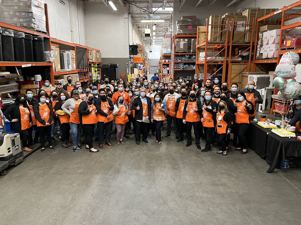 Steve_OAM6610's tweet photo. Had the opportunity to host D74 Svcs Road Show today. Thank you to the providers who came and invested time in D74. Special thank you to @Yesenia_GamezHD for the support, and happy birthday 🎂🥳! @OrmondLsormond @_Oscar_HD @kim_ramirez29 @DanielleMasm @wanghannc https://t.co/kgSgHoMHlE