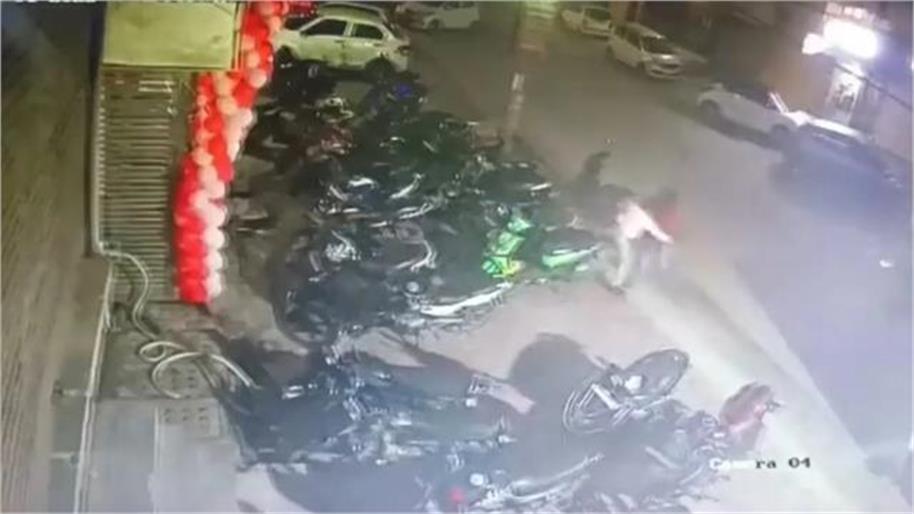 punjabkesari's tweet image. कंझावला केसः पहली बार कैमरे में दिखे सभी पांचों आरोपी,वारदात को अंजाम देने वाली कार को छोड़ भागते दिखे
punjabkesari.in/national/news/…
#CCTVvideo #Kanjhawalacase #Delhi #dragginggirl #CCTVcamera