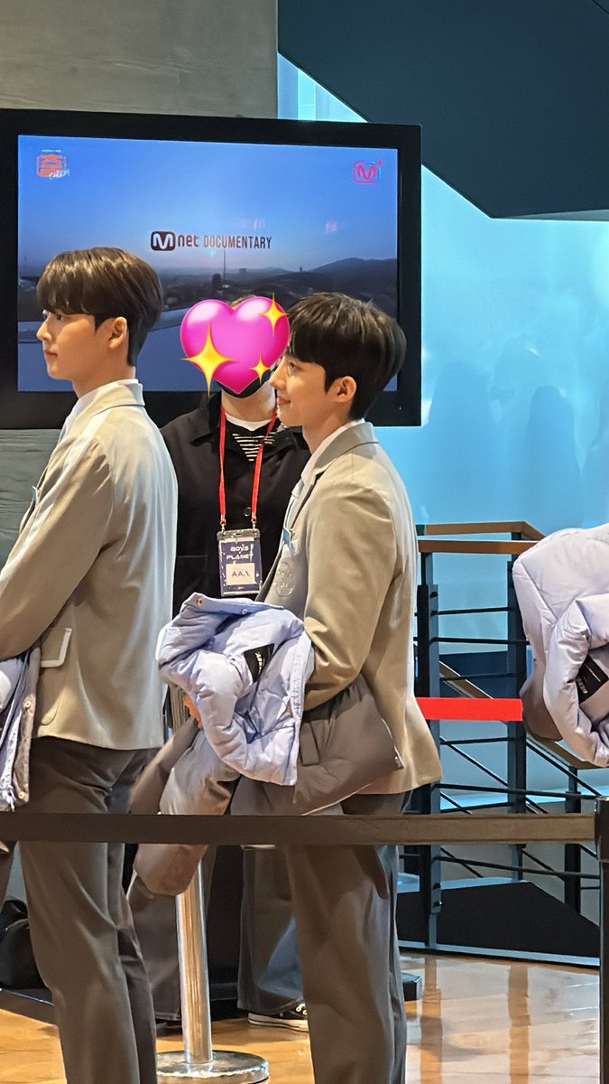 zi999in's tweet photo. 연예인 본 기분이엇어 왜냐하면 연예인 맞음 https://t.co/LUKQDND5bz