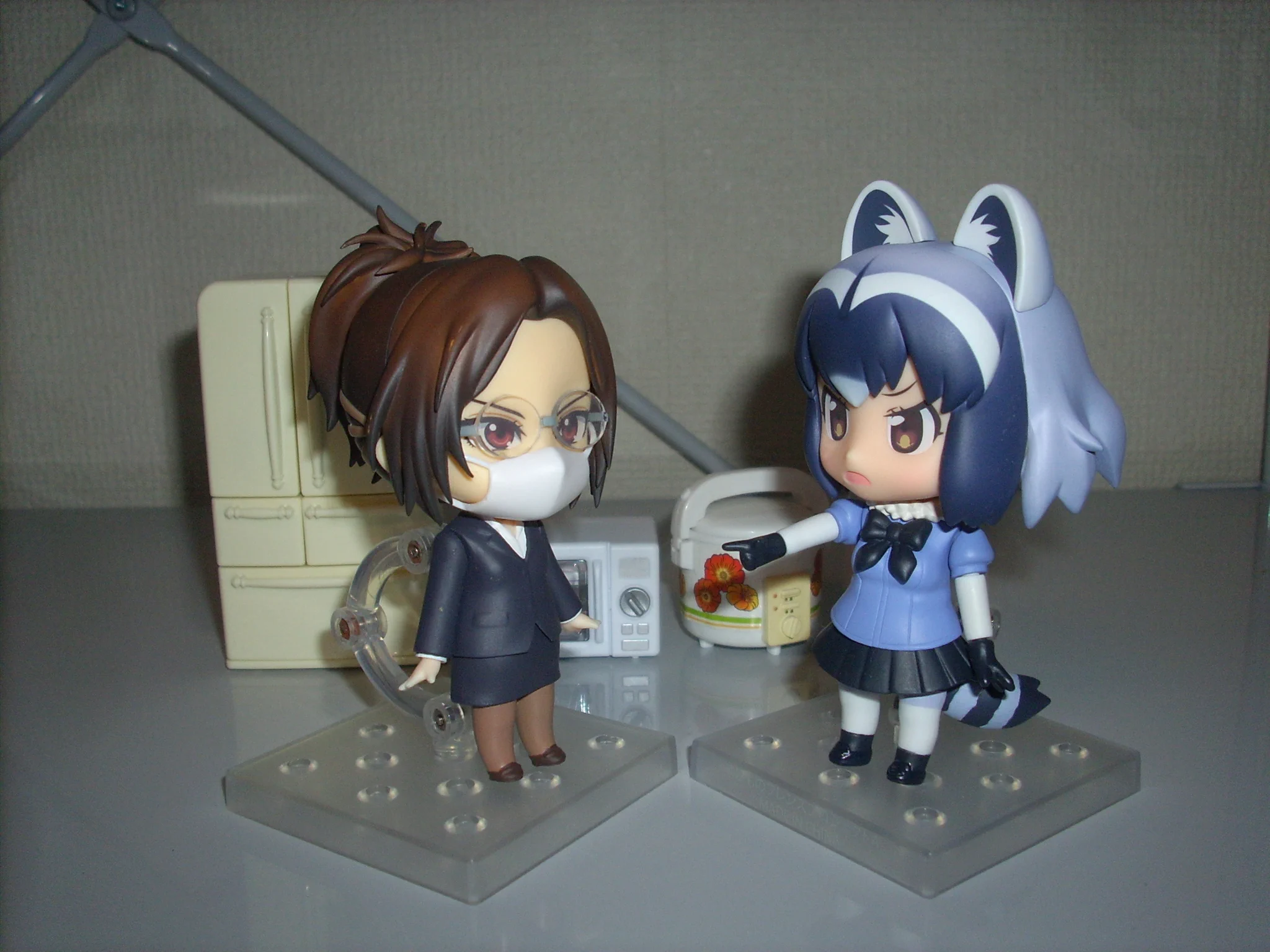 @karaage_rutsubo 「事務屋はメガネしかいないのだ？」
「はい。川島（ポニテ）は来週いっぱいまで静養、七咲（ショートヘア）は今週いっぱい帰省してます。」
「…ひょっとして暇なのだ？」
「まあ今日は暇ですね。ここで一杯やります？」
「…遠慮しとくのだ」 