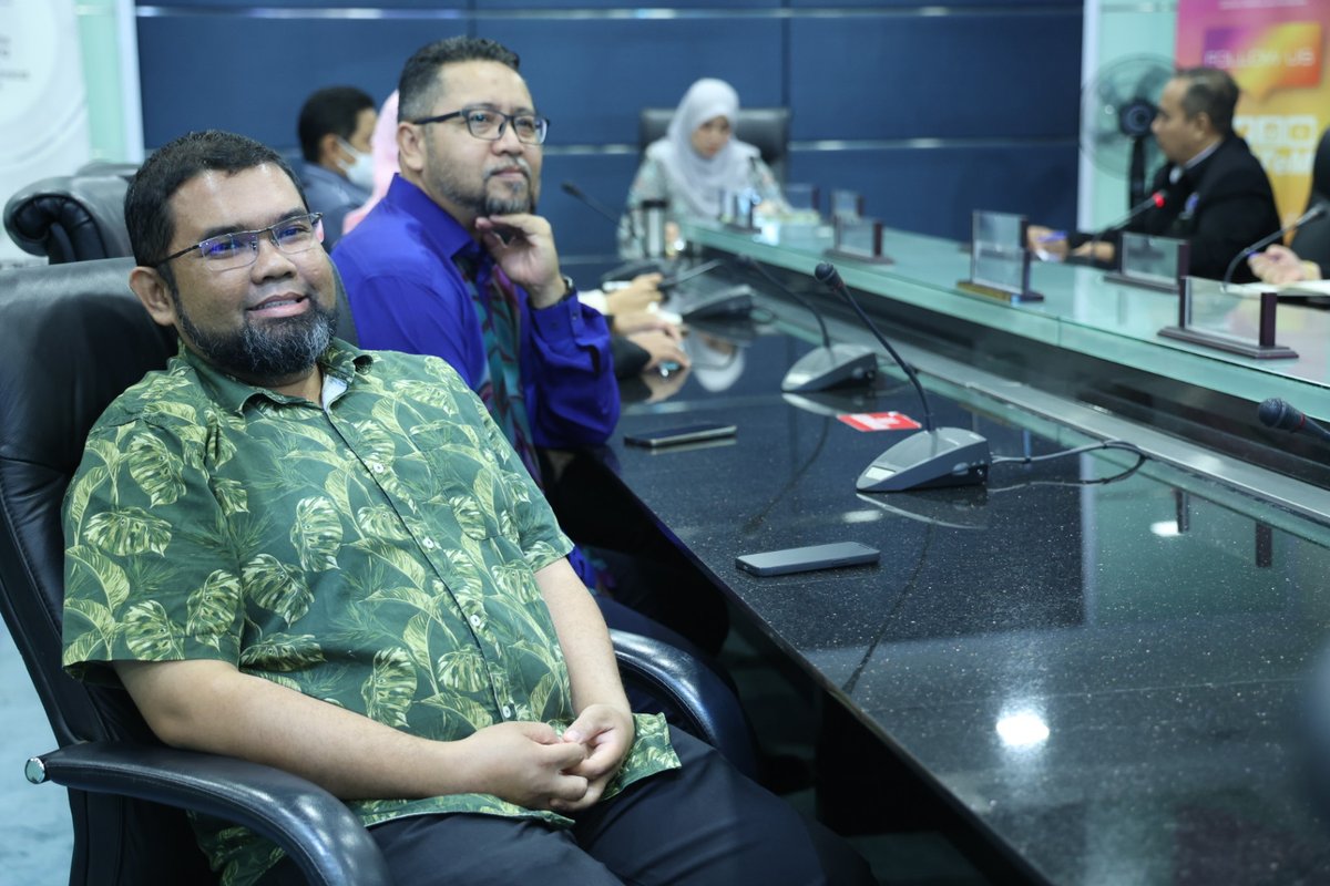 vcutem's tweet photo. Kebajikan staf antara agenda utama UTeM.
Pagi ini saya berkesempatan duduk bersama jawatankuasa BAKUTeM yang baharu bagi membincangkan hal-hal kebajikan setiap lapisan staf UTeM.

#vcutem2023
#profmass
#teamutem
#myutem
#menjajaruniversitimelonjakkehadapan
#keluargautem
#bakutem https://t.co/yf5BBt3ngq