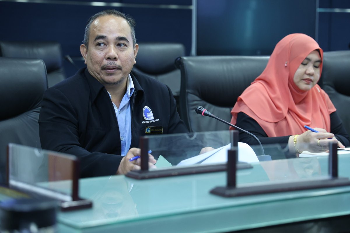 vcutem's tweet photo. Kebajikan staf antara agenda utama UTeM.
Pagi ini saya berkesempatan duduk bersama jawatankuasa BAKUTeM yang baharu bagi membincangkan hal-hal kebajikan setiap lapisan staf UTeM.

#vcutem2023
#profmass
#teamutem
#myutem
#menjajaruniversitimelonjakkehadapan
#keluargautem
#bakutem https://t.co/yf5BBt3ngq